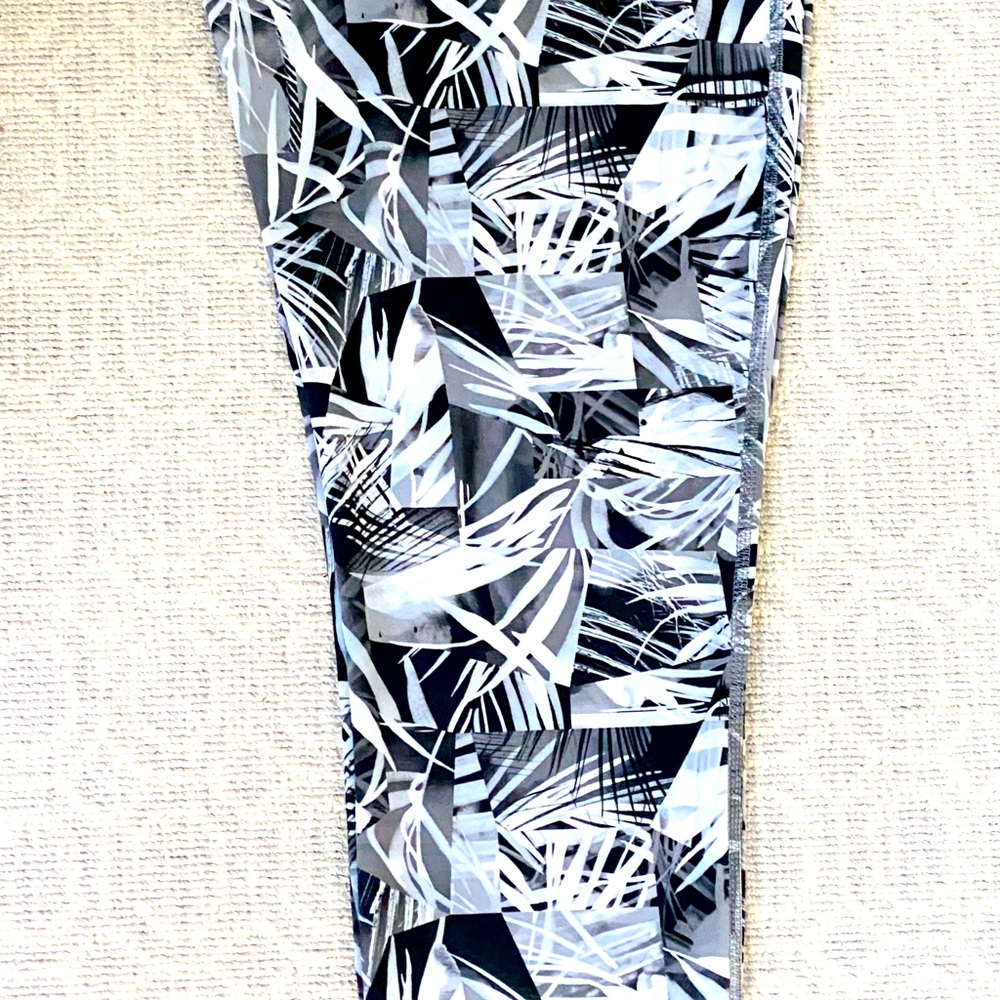 HYLETE Motiv II Tight
Size M
Jungle Black/White